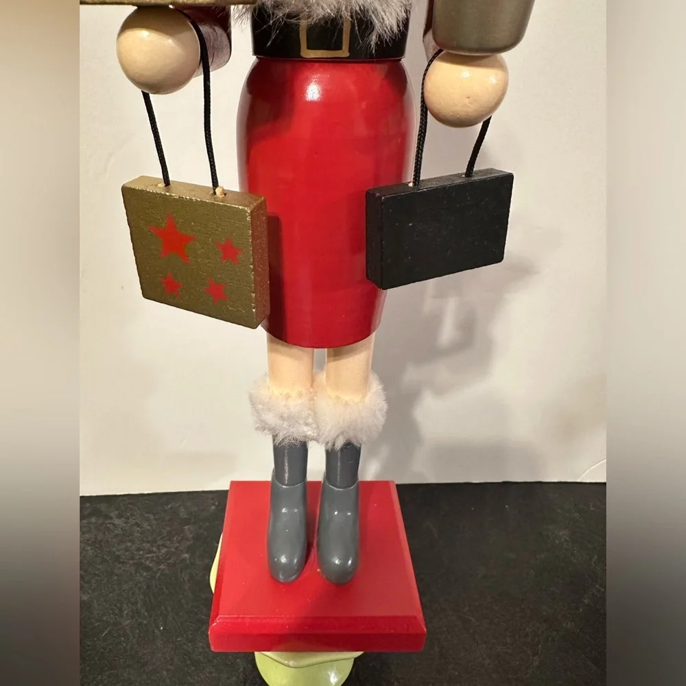 Shopper lady nutcracker - Picture 7 of 8